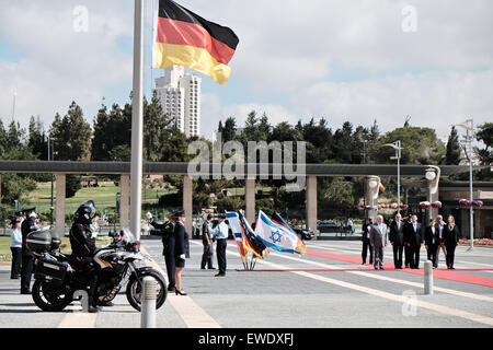 Jérusalem, Israël. 24 Juin, 2015. Garde d'honneur de la Knesset accueille cérémonieusement Bundestag Président Dr. Norbert Lammert. Lammert rendu à la Knesset, le Parlement israélien, en tant qu'invité du président de la Knesset, Yoel - Yuli Edelstein pour marquer les 50 ans de l'établissement de relations diplomatiques entre Israël et l'Allemagne. Credit : Alon Nir/Alamy Live News Banque D'Images