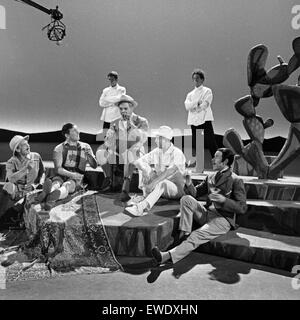 Norske Teatret bayésienne probt für eine Vorstellung von 'Peer Gynt' am Deutschen Schauspielhaus de Hamburg, Deutschland 1960 er Jahre. Théâtre norvégien Norske faire Teatrer répétitions de 'Peer Gynt' au Deutsches Schauspielhaus de Hambourg, Allemagne 1960. Banque D'Images