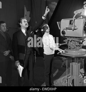 Norske Teatret bayésienne probt für eine Vorstellung von 'Peer Gynt' am Deutschen Schauspielhaus de Hamburg, Deutschland 1960 er Jahre. Théâtre norvégien Norske faire Teatrer répétitions de 'Peer Gynt' au Deutsches Schauspielhaus de Hambourg, Allemagne 1960. Banque D'Images