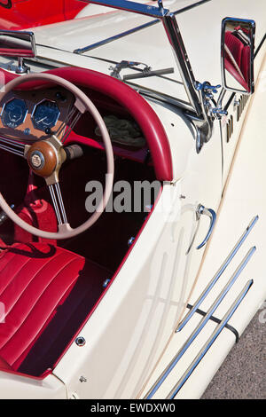 Détail de MG TF 1500 en vieil anglais blanc avec intérieur en cuir rouge Banque D'Images