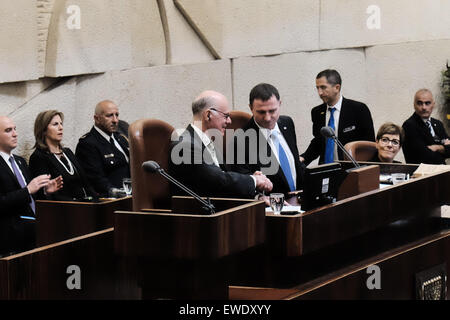 Jérusalem, Israël. 24 Juin, 2015. Le Président de la Knesset YOEL EDELSTEIN (R) se félicite de Bundestag Président Dr. Norbert LAMMERT (L) à la Knesset plénum avec une poignée de main. Lammert rendu à la Knesset, le Parlement israélien, en tant qu'invité de marque à Edelstein 50 ans depuis l'établissement de relations diplomatiques entre Israël et l'Allemagne. Credit : Alon Nir/Alamy Live News Banque D'Images