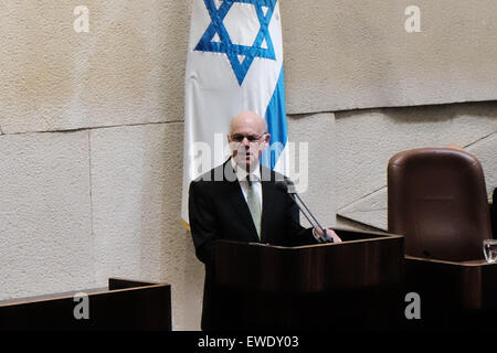 Jérusalem, Israël. 24 Juin, 2015. Bundestag allemand Président Dr. Norbert LAMMERT aborde la Knesset plénum. Lammert rendu à la Knesset, le Parlement israélien, pour marquer les 50 ans de l'établissement de relations diplomatiques entre Israël et l'Allemagne. Credit : Alon Nir/Alamy Live News Banque D'Images