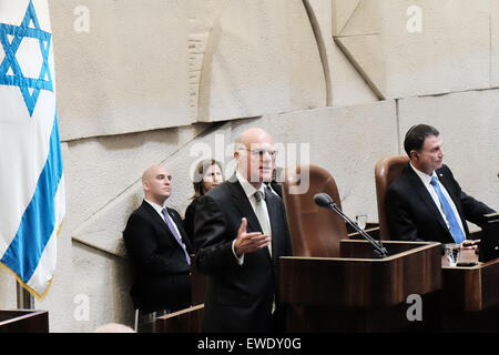 Jérusalem, Israël. 24 Juin, 2015. Bundestag allemand Président Dr. Norbert LAMMERT aborde la Knesset plénum. Lammert rendu à la Knesset, le Parlement israélien, pour marquer les 50 ans de l'établissement de relations diplomatiques entre Israël et l'Allemagne. Credit : Alon Nir/Alamy Live News Banque D'Images