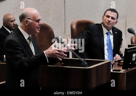 Jérusalem, Israël. 24 Juin, 2015. Bundestag allemand Président Dr. Norbert LAMMERT aborde la Knesset plénum. Lammert rendu à la Knesset, le Parlement israélien, pour marquer les 50 ans de l'établissement de relations diplomatiques entre Israël et l'Allemagne. Credit : Alon Nir/Alamy Live News Banque D'Images