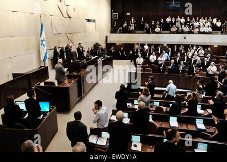 Jérusalem, Israël. 24 Juin, 2015. Bundestag allemand, Norbert LAMMERT, Président reçoit une ovation debout après avoir adressé la Knesset plénum. Lammert rendu à la Knesset, le Parlement israélien, pour marquer les 50 ans de l'établissement de relations diplomatiques entre Israël et l'Allemagne. Credit : Alon Nir/Alamy Live News Banque D'Images