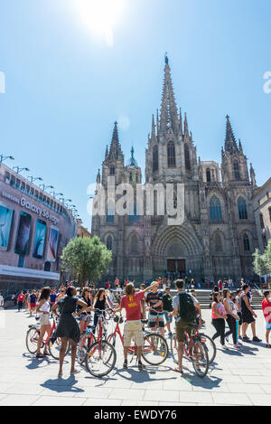 Groupe tour à vélo avec un guide devant la cathédrale de Barcelone en Catalogne, Espagne Banque D'Images