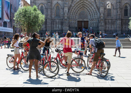 Groupe tour à vélo avec un guide devant la cathédrale de Barcelone en Catalogne, Espagne Banque D'Images