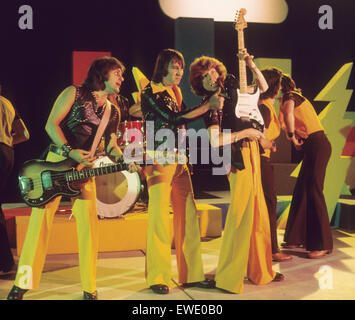 Groupe de glam rock britannique de boue vers 1974 Banque D'Images