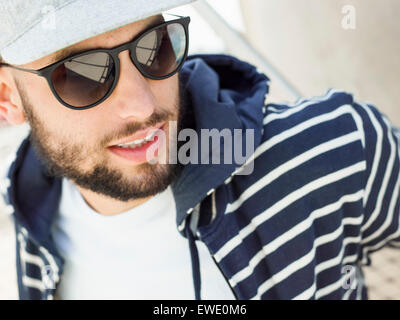 Portrait of a smiling young man wearing sunglasses Banque D'Images