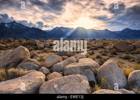 Coucher de soleil sur la Sierra Nevada de Manzanar, Californie, USA. Banque D'Images