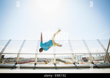 Jeune homme somersaulting free running parkour parcours Banque D'Images