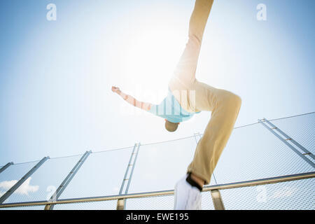 Jeune homme somersaulting free running parkour parcours Banque D'Images