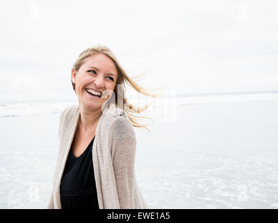 Portrait of a smiling young woman on a beach Banque D'Images