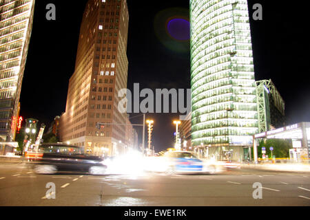 Septembre 2013 - BERLIN : trafic de nuit à la Potsdamer Platz à Berlin. Banque D'Images