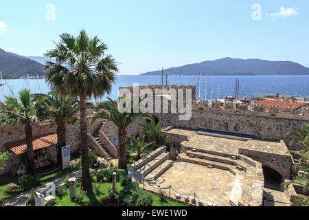 MUGLA, TURQUIE - juin 1, 2015 : la ville et le port de plaisance de Marmaris à partir de la vieille tour Marmaris historique, sur fond de ciel bleu. Banque D'Images