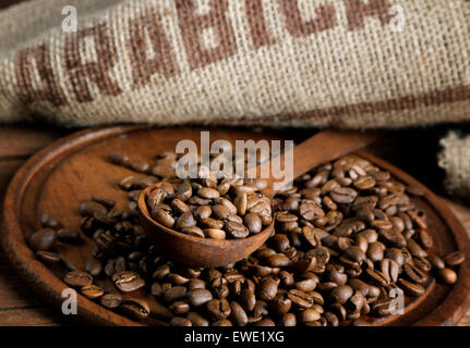 Les grains de café avec une cuillère en bois et toile Banque D'Images