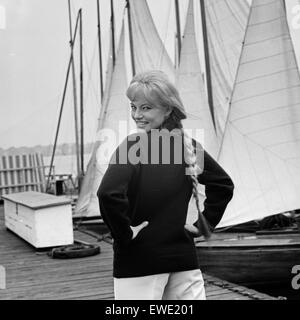 Deutsche Schauspielerin Karin Baal im Hafen Hamburg, Deutschland en 1960 er Jahre. L'actrice allemande Karin Baal au port d'Hambourg, Allemagne 1960. Banque D'Images