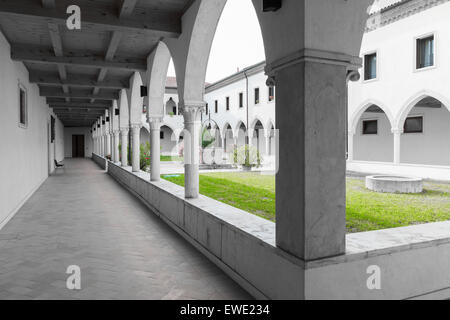 Cloître rectangulaire avec des arcs gothiques et des colonnes de marbre. Banque D'Images