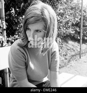 Porträt einer jungen Frau, Deutschland 1960 er Jahre. Portrait d'une jeune femme, l'Allemagne des années 1960. Banque D'Images