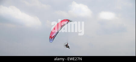 Parapente motorisé volant dans le ciel bleu Banque D'Images