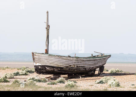 Un bateau de pêche abandonnés à Lydd sur Mer, Kent, Angleterre Banque D'Images