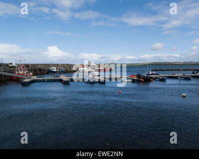 Bowmore harbor Isle of Islay Argyll and Bute, Ecosse capitale administrative d'Islay sur beau ciel bleu du premier mai les bateaux de pêche amarrés. Banque D'Images