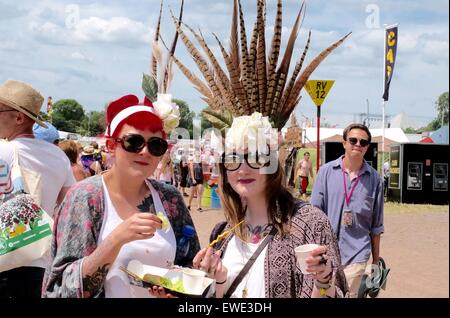 Festival de Glastonbury, Somerset, Royaume-Uni. 24 juin 2015. Comme le beau temps persiste Glastonbury Festival foule profiter du soleil quand ils s'établissent dans le site et de prendre le temps de se détendre. Crédit : Tom Jura/Alamy Live News Banque D'Images