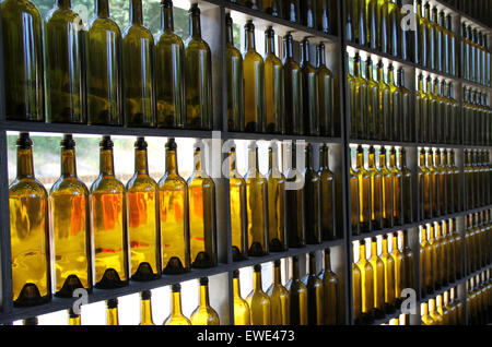 Rangées de bouteilles en verre sont utilisées comme élément décoratif dans un hall de l'hôtel Banque D'Images