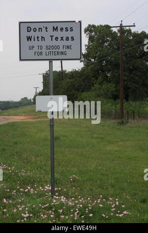 'Don't mess with Texas' avertissement litière road sign Banque D'Images