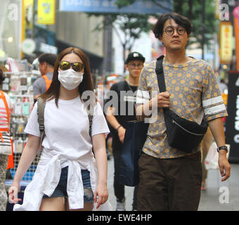 Séoul, Corée du Sud. 24 Juin, 2015. Les touristes à pied dans quartier commercial Myeongdong à Séoul, Corée du Sud, le 24 juin 2015. Une femme chinoise, qui a été infecté par MERS en Corée du Sud, récupérés et sortie de l'hôpital le 22 juin, l'ambassade de Chine vers la Corée du Sud a déclaré mercredi. Cet établissement de crédit : Yao/Xinhua/Alamy Live News Banque D'Images