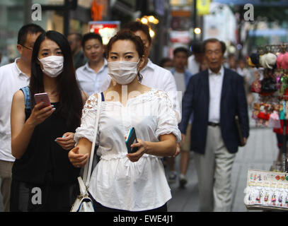 Séoul, Corée du Sud. 24 Juin, 2015. Les touristes à pied dans quartier commercial Myeongdong à Séoul, Corée du Sud, le 24 juin 2015. Une femme chinoise, qui a été infecté par MERS en Corée du Sud, récupérés et sortie de l'hôpital le 22 juin, l'ambassade de Chine vers la Corée du Sud a déclaré mercredi. Cet établissement de crédit : Yao/Xinhua/Alamy Live News Banque D'Images