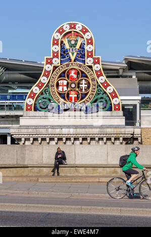 Insigne sur la culée sud du pont ferroviaire de Blackfriars 1864 Londres, Angleterre Royaume-Uni UK Banque D'Images