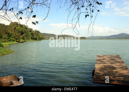 Vue de la jetée en bois et lac, Lago, lac Gatun Gatun, Panama Banque D'Images