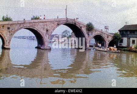 Dans Chujiajiao Fangsheng Brücke in der Provinz Qingpo, Chine 1960 er Jahre. Pont Fangsheng à Zhujiajiao dans Qingpo Province, Chine 1960. Banque D'Images