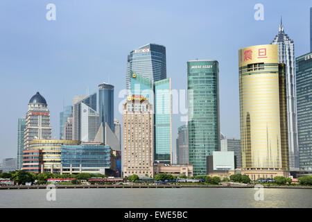 La ville de Shanghai Pudong Oriental Pearl television tower, tour Jin Mao, le World Financial Center, la rivière Huangpu Chine Banque D'Images