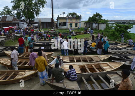 Décideurs bateau afficher le bateau en bois à vendre à Kaikcarateke , marché du district de Narayanganj au Bangladesh. Le 21 juin, 2015 Banque D'Images