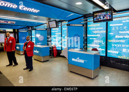 New York City, NY NYC, Queens, aéroport LaGuardia, LGA, intérieur, terminal, porte, centre d'accueil, administration portuaire de NY & NJ, Black man men male, Uni Banque D'Images