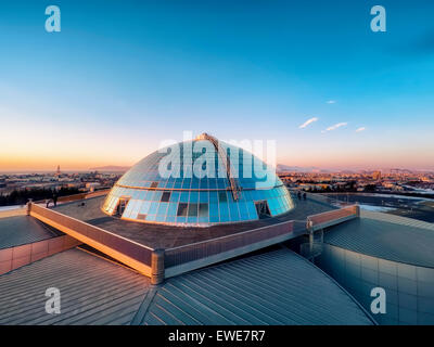 Vue de dessus de la perle (Perlan) tourné à l'aide d'un drone, Reykjavik, Islande. La perle est construit au sommet d'immenses tours d'eau. Banque D'Images