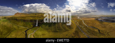 Cascade de Seljalandsfoss dans l'été, vue panoramique, tourné à l'aide d'un drone, l'Islande Banque D'Images