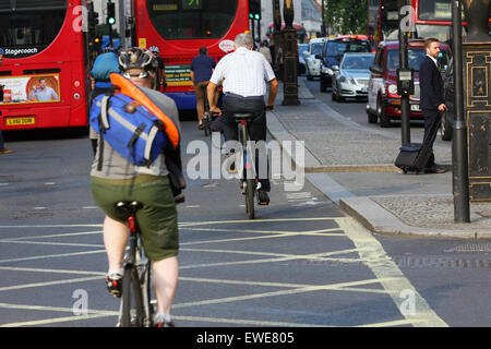 Les cyclistes à cheval dans un box junction dans le Strand, London, England Banque D'Images