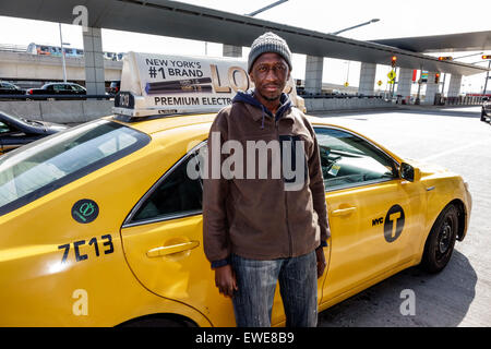 New York City, NY NYC, Queens, Black man men male, taxi, chauffeur, aéroport international John F. Kennedy, NY150325106 Banque D'Images