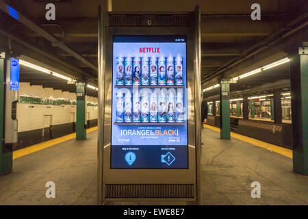 Une publicité pour la série à succès, Netflix 'Orange est le nouveau noir' sur un affichage numérique dans une station de métro à New York le mardi, Juin 23, 2015. Le service de streaming, anciennement un service de diffusion de dvd, Netflix a récemment annoncé un sept pour un fractionnement d'actions à la suite de son stock presque doubler cette année. (© Richard B. Levine) Banque D'Images