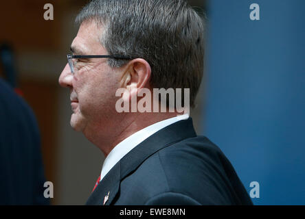 (150624) -- Bruxelles, juin. 24, 2015 (Xinhua) -- Le secrétaire américain de la Défense Ashton Carter arrive à assister à la réunion des ministres de la défense de l'OTAN au siège de l'Alliance à Bruxelles, capitale de Belgique, juin. 24, 2015. (Xinhua/Zhou Lei) Banque D'Images