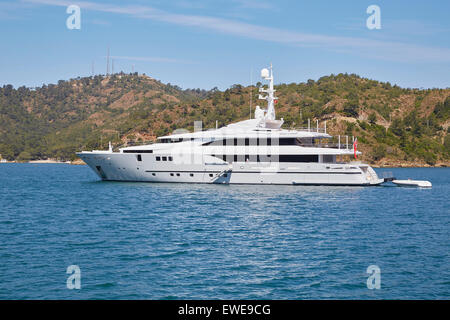 Un luxe motor cruiser dans les eaux côtières au large de Fethiye, Turquie. Banque D'Images