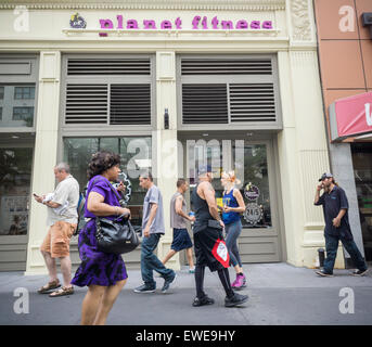 Une succursale de l'Planet Fitness chaîne de gymnases dans le nouveau quartier de Greenwich Village à New York le mardi, 23 juin, 2015. Planet Fitness a déposé un prospectus pour un premier appel public à l'épargne à la Bourse de New York. La salle de sport n'a plus de 7 millions de membres budget-conscient dans près de 1 000 emplacements. (© Richard B. Levine) Banque D'Images