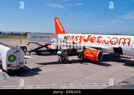 Avion low cost EasyJet en cours d'entretien à l'aéroport de Bristol, BRS, UK Banque D'Images