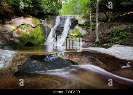 Les veuves Creek Falls à Stone Mountain State Park. Roaring Gap Caroline du Nord. Banque D'Images