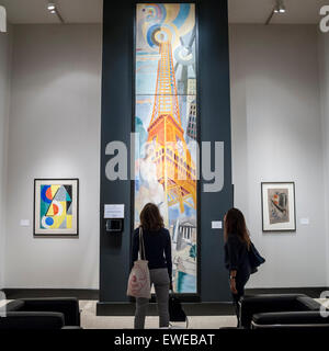 Londres, Royaume-Uni. 24 juin 2015. Les visiteurs regarder Robert Delaunay's 'La ville de Paris, la femme et la tour eiffel', à l'occasion de Londres, le chef-d'international et la collecte équitable pour d'art, d'antiquités et de design qui se déroule au Royal Hospital Chelsea 25 juin au 1 juillet. Crédit : Stephen Chung / Alamy Live News Banque D'Images