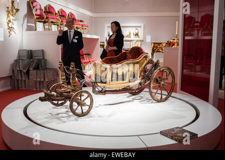 Londres, Royaume-Uni. 24 juin 2015. Une seconde moitié 18e siècle caleche (chariot) pour un enfant royal sur l'affichage, à l'occasion de Londres, le chef-d'international et la collecte équitable pour d'art, d'antiquités et de design qui se déroule au Royal Hospital Chelsea 25 juin au 1 juillet. Crédit : Stephen Chung / Alamy Live News Banque D'Images