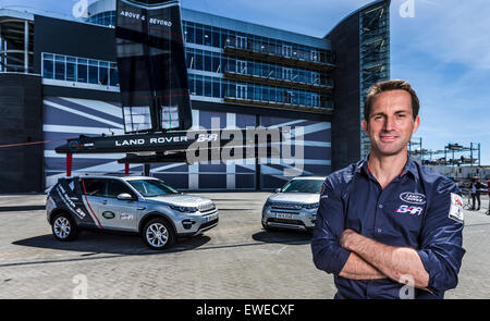 Sir Ben Ainslie pose avec son catamaran AC45 foiling au nouveau bar (Ben Ainslie Racing) AC à Portsmouth, Hampshire. Banque D'Images